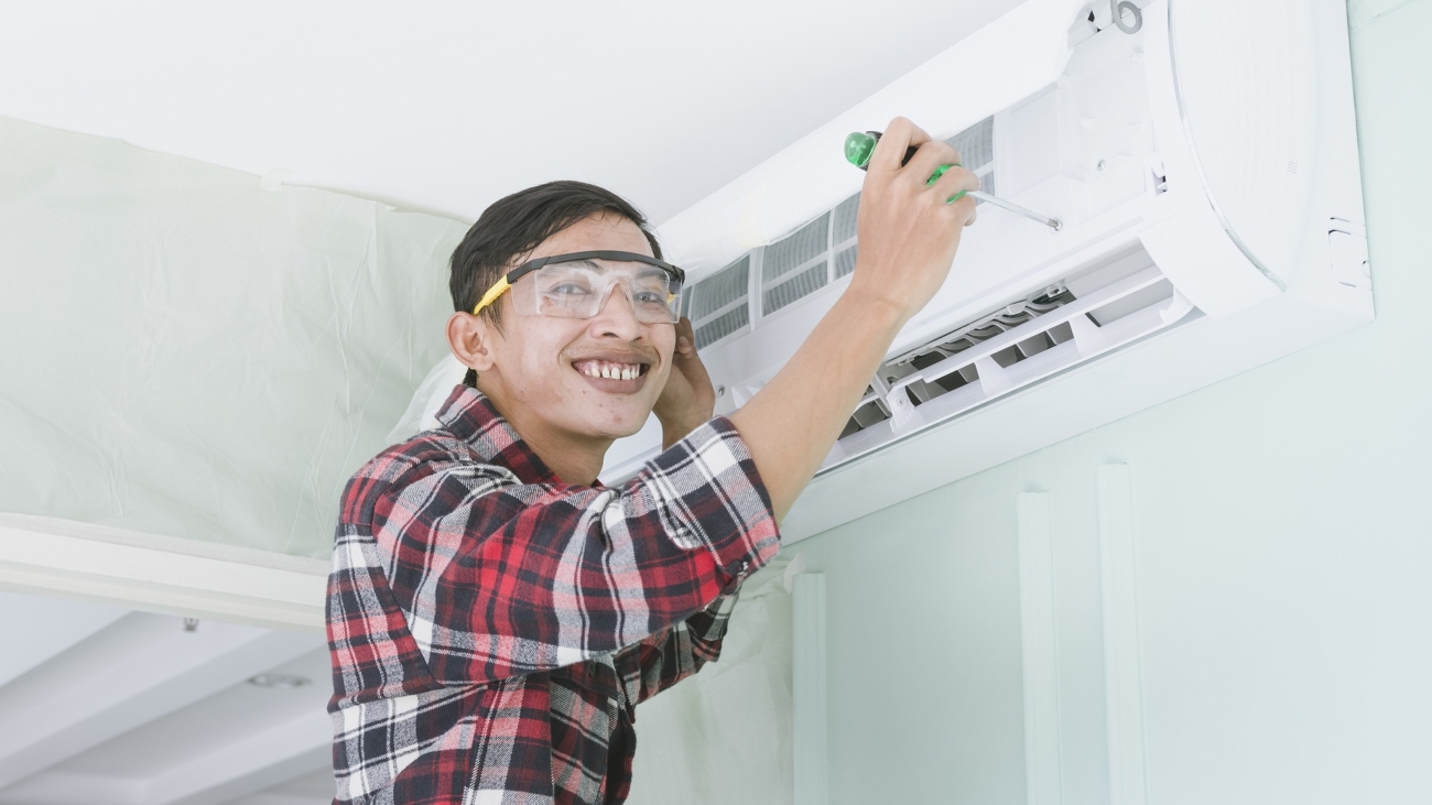 worker-6869868_1920